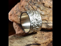 Load image into Gallery viewer, Ring 925 Sterling Silber Krater Oberfläche 14mm breit
