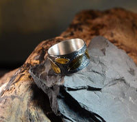 Load image into Gallery viewer, Ring 925 Silber oxidiert Blätter vergoldet Gips Textur
