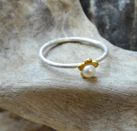 Load image into Gallery viewer, Ring Silber 925 vergoldet Perle Blume 1mm gebürstet
