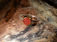 Load image into Gallery viewer, Ring Silber 925 vergoldet crushed Koralle Kreis
