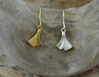 Load image into Gallery viewer, Ohrringe Silber 925 Ginkgo Blatt 10mm vergoldet
