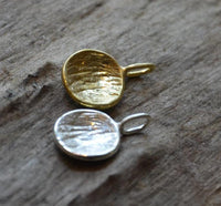 Load image into Gallery viewer, Anhänger Silber 925 vergoldet gebürstet Schale Rillen
