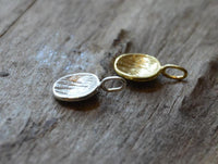 Load image into Gallery viewer, Anhänger Silber 925 vergoldet gebürstet Schale Rillen
