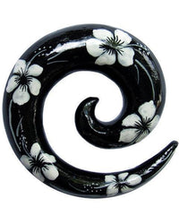 Cargar imagen en el visor de la galería, The Expander Spirale Piercing aus Holz besticht durch handbemalte weiße Hawaii-Blumen auf schwarzem Grund. Dieses unisex Plug Tunnel Ohrhänger ist ein auffälliges Accessoire für jedes Ohr.

