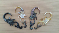Load image into Gallery viewer, Perlmutt Piercing Flügel Hook 2mm Expander Muschel filigran handgeschnitzt Ohr
