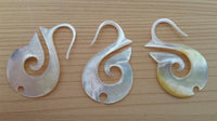 Load image into Gallery viewer, Perlmutt Piercing Schnecke Spirale 1.6mm Expander Muschel filigran geschnitzt Ohr
