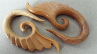 Cargar imagen en el visor de la galería, Piercing Holz Jack fruit wood Flügel Ohrstecker Expander handgeschnitzt
