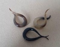 Cargar imagen en el visor de la galería, Hook Buffalo Horn Piercing Expander Bogen gewunden hell bis schwarz 6mm Lobe
