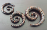 Cargar imagen en el visor de la galería, Narraholz Piercing Holz Spiralgravur dunkelbraun Spirale 4mm 6mm 8mm Dehnspirale
