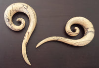 Cargar imagen en el visor de la galería, Tamarinde Piercing Holz hell dunkel Spirale lang 10mm Dehnspirale Dehnschnecke

