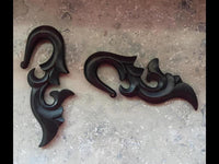 Cargar imagen en el visor de la galería, Sonoholz Lobe Piercing Holz Fishtail Hook 8mm Dehnspirale Dehnschnecke schwarz
