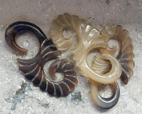 Cargar imagen en el visor de la galería, Hook Horn Piercing Expander abstrakt S-Form natural
