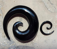 Load image into Gallery viewer, Tribal Buffalo Horn Piercing Expander schwarz Spirale
