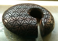 Cargar imagen en el visor de la galería, Holz dunkelbraun Piercing Hoop Creole Blume des Lebens
