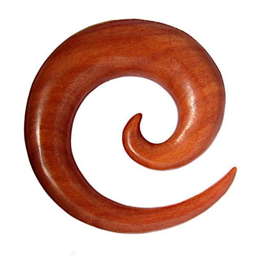 The Rosenholz Dehnschnecke Spirale Ohr Piercing rotbraun is a smooth, polished organic ear taper in natural reddish-brown, narrowing to a point on one end and curving into a rounded spiral on the other.