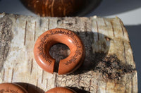 Cargar imagen en el visor de la galería, Piercing Sawoholz Holz Ohrgewicht Ring Donut Schrift

