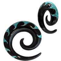 Cargar imagen en el visor de la galería, A pair of Horn Piercing Expander earrings in black spiral design with Türkis Wave Inlay accents along the edges.
