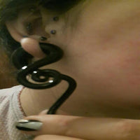 Cargar imagen en el visor de la galería, Piercing Feuerglas Spiral Taper schwarz Dehnschnecke 30g
