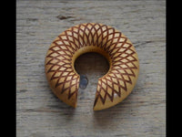 Cargar imagen en el visor de la galería, Donut Ohr Piercing Dahlie Jackfrucht Holz Ohrgewicht
