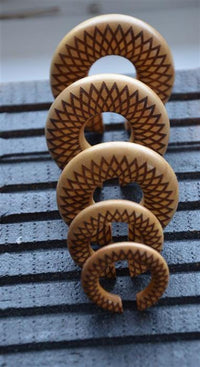 Cargar imagen en el visor de la galería, Donut Ohr Piercing Dahlie Jackfrucht Holz Ohrgewicht
