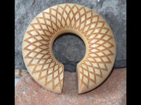 Cargar imagen en el visor de la galería, Donut Ohr Piercing Dahlie Krokodilholz Ohrgewicht
