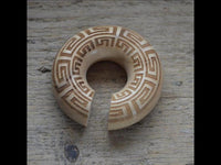 Load image into Gallery viewer, Ohr Donut Piercing griechisch Krokodilholz Ohrgewicht
