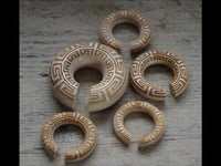 Load image into Gallery viewer, Ohr Donut Piercing griechisch Krokodilholz Ohrgewicht
