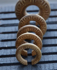 Load image into Gallery viewer, Ohr Donut Piercing griechisch Krokodilholz Ohrgewicht
