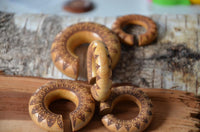 Load image into Gallery viewer, Ohr Donut Piercing Pfau Mandala Jackfrucht Holz
