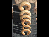 Load image into Gallery viewer, Ohr Donut Piercing Blüte Krokodilholz Ohrgewicht
