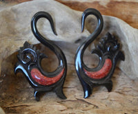 Cargar imagen en el visor de la galería, Horn Piercing Dehnschnecke rot Inlay Schwan
