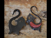 Cargar imagen en el visor de la galería, Horn Piercing Dehnschnecke rot Inlay Schwan
