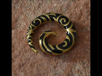 Load image into Gallery viewer, Brass Piercing Dehnschnecke Resin schwarz gold Spiralen
