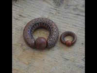 Load image into Gallery viewer, Captive Bead Klemmkugel Ring Sawoholz Piercing Blume
