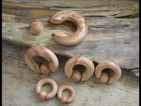 Cargar imagen en el visor de la galería, Captive Bead Klemmkugel Ring Olivenholz Piercing Dehner
