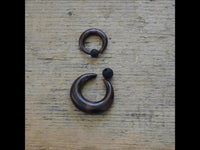 Load image into Gallery viewer, Gummi Klemmkugel Ring Narraholz Piercing Sichel
