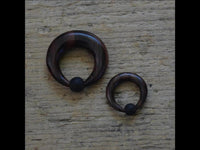 Load image into Gallery viewer, Gummi Klemmkugel Ring Narraholz Piercing Sichel
