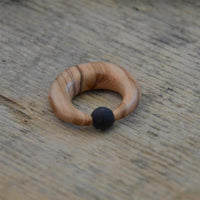 Cargar imagen en el visor de la galería, Gummi Klemmkugel Ring Olivenholz Piercing Sichel
