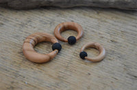 Cargar imagen en el visor de la galería, Gummi Klemmkugel Ring Olivenholz Piercing Sichel
