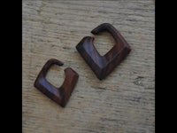 Cargar imagen en el visor de la galería, Narraholz Piercing Raute dunkelbraun 4mm 6mm
