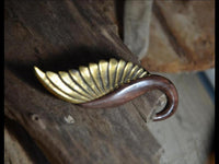 Cargar imagen en el visor de la galería, Piercing Hook Schwan Dehnschnecke aus Narraholz Brass
