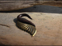 Cargar imagen en el visor de la galería, Piercing Hook Schwan Dehnschnecke aus Narraholz Brass

