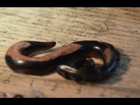 Cargar imagen en el visor de la galería, Piercing Narra Holz braun dunkel Zahnrad S-Form Spitze
