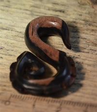 Cargar imagen en el visor de la galería, Piercing Narra Holz braun dunkel Zahnrad S-Form Spitze
