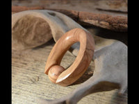 Cargar imagen en el visor de la galería, Ohrgewicht Klemmkugel Ring Olivenholz 12mm Piercing oval
