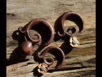 Load image into Gallery viewer, Piercing Ohrring Spirale Holz Blüte Türkis beige braun
