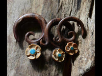 Load image into Gallery viewer, Piercing Ohrring Spirale Holz Blüte Türkis beige braun
