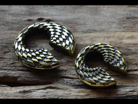 Load image into Gallery viewer, Ohrgewicht Brass Schachbrett Schlüsselloch Piercing
