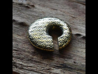 Load image into Gallery viewer, Ohrgewicht Brass Piercing 10mm Blume des Lebens Kreis
