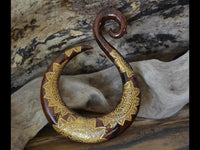 Load image into Gallery viewer, Ohrgewicht Ohr Dehner Holz gold bemalt Mandala Creole
